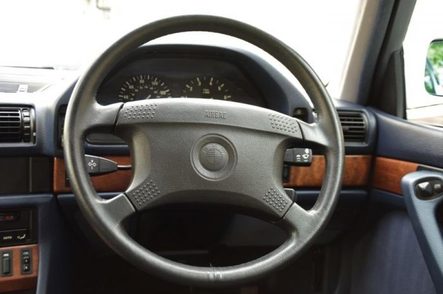 Детали интерьера BMW 740i (E32) 1992 года  (UK) (фото 117 из 170)